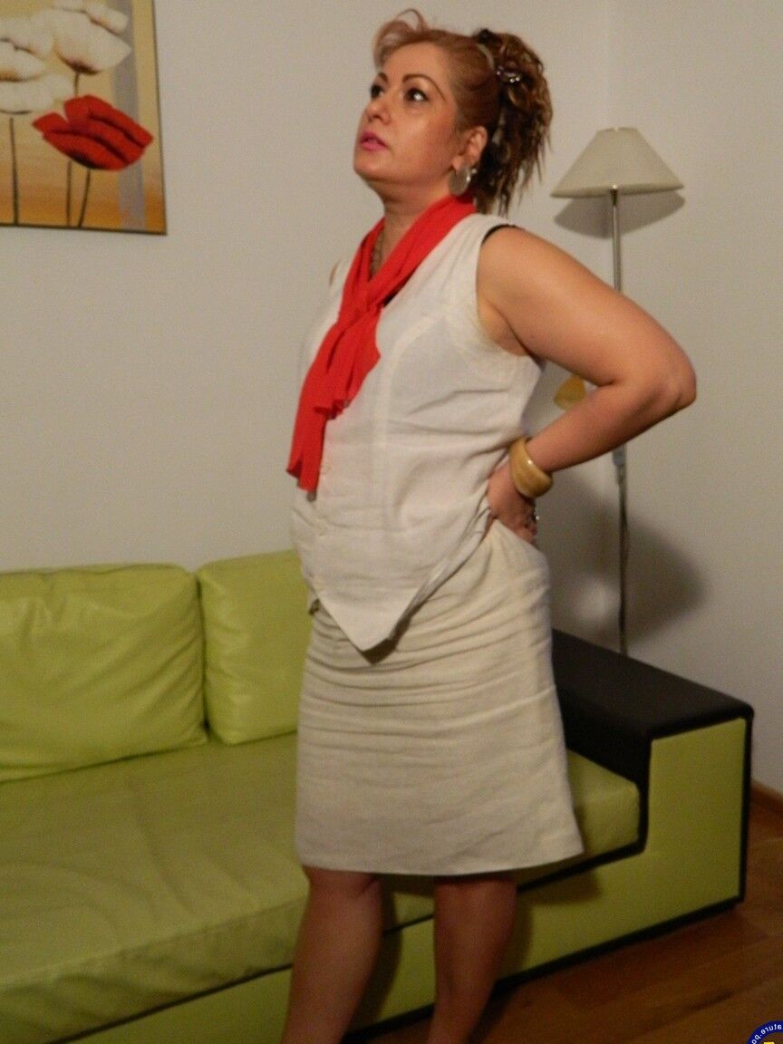 21P Curvilínea madura Christiane tira a roupa no sofá