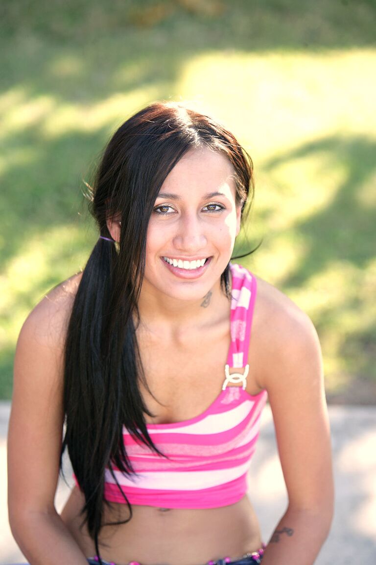 18P Amia Miley, petite adolescente brune, profite d'un moment de jeu en plein air sur un trampoline