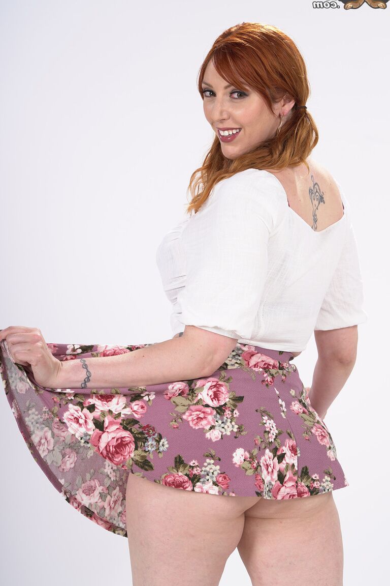 21P La MILF pelirroja Lauren Phillips muestra sus tetas