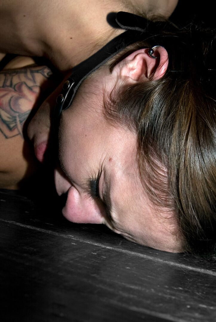 16P Geknebelte weibliche Subs, die während der BDSM-Demütigung in heißem 69 mit Leder gefesselt sind