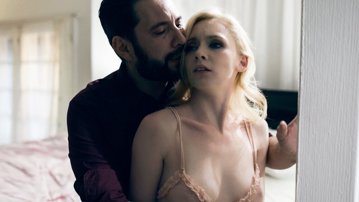 15P La petite blonde Athena Rayne se fait défoncer par son beau-père sur un lit