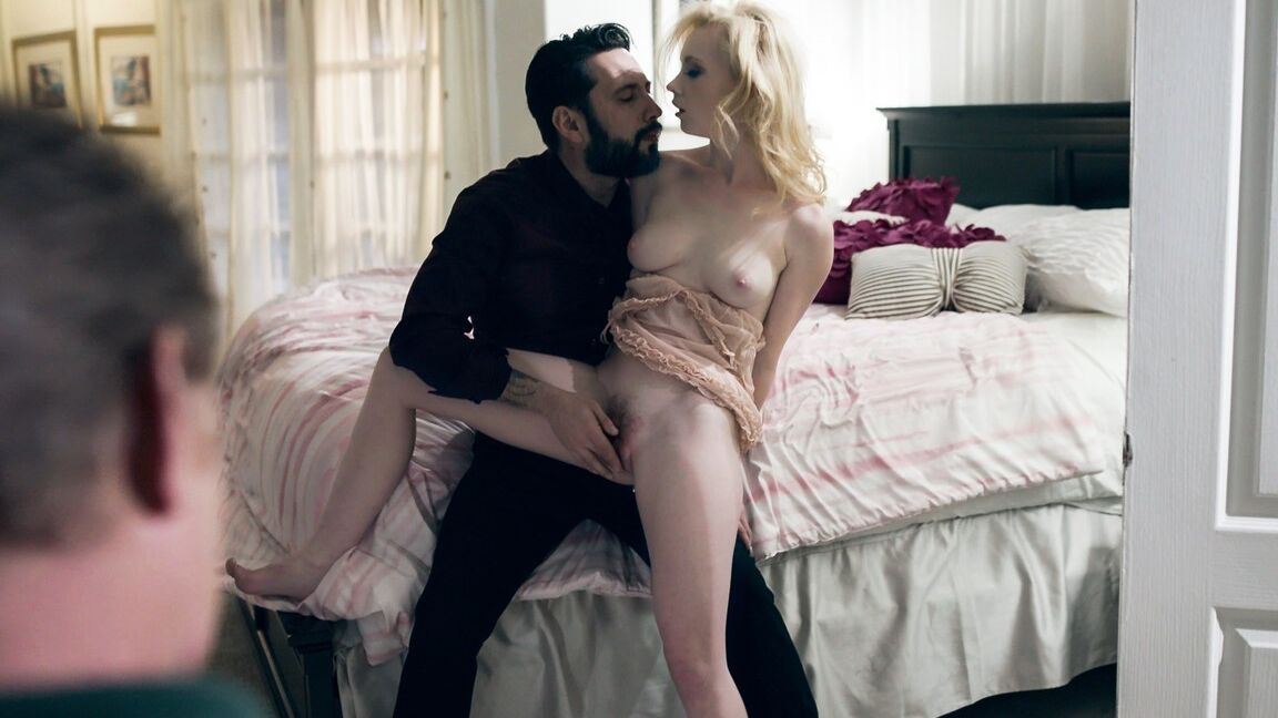 15P La petite blonde Athena Rayne se fait défoncer par son beau-père sur un lit