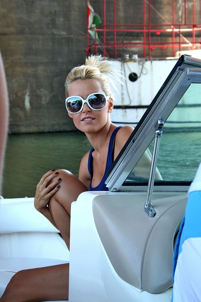 16P Hervorragende blonde Lesben, die sich auf dem Boot gegenseitig die Fotzen lecken und necken