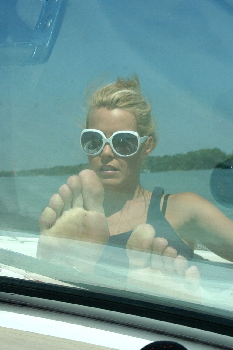 16P Hervorragende blonde Lesben, die sich auf dem Boot gegenseitig die Fotzen lecken und necken