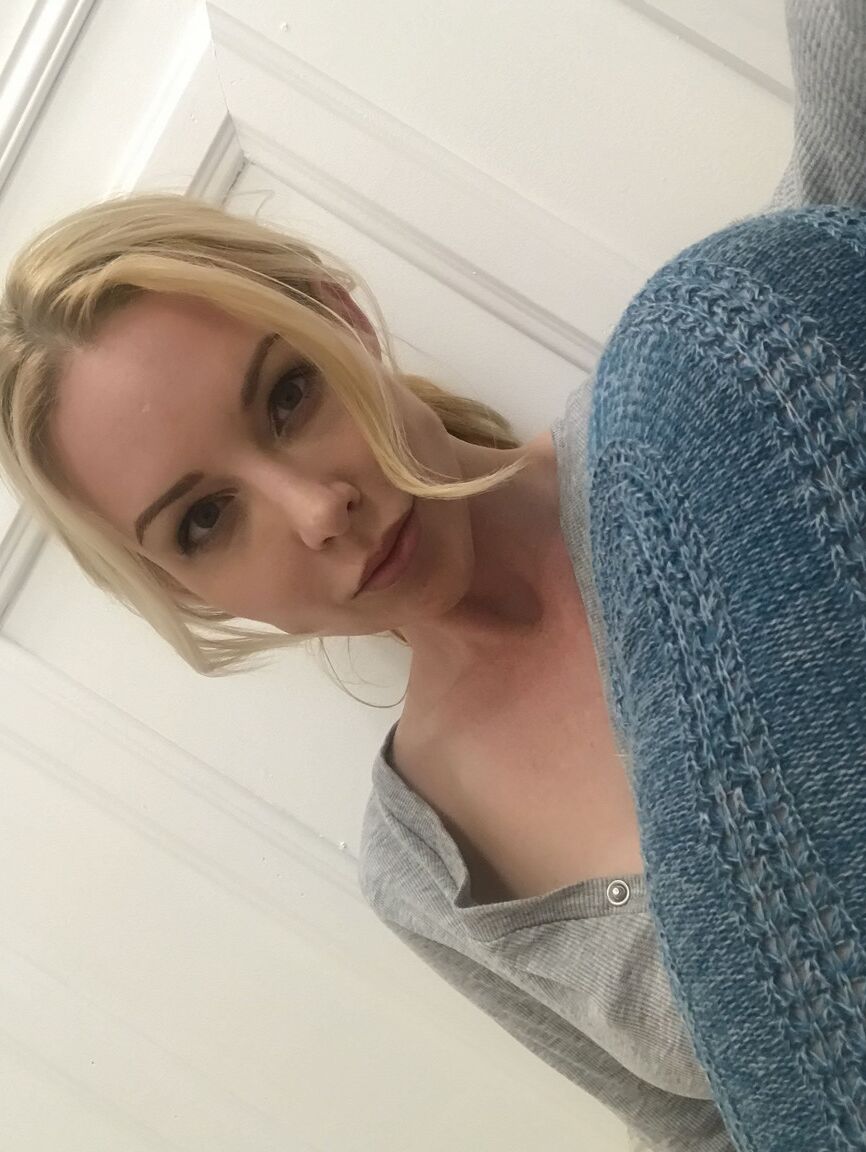 20P Das wunderschöne blonde Babe mit sexy Beinen Kayden Kross stellt ihre großen Nippel und Titten zur Schau
