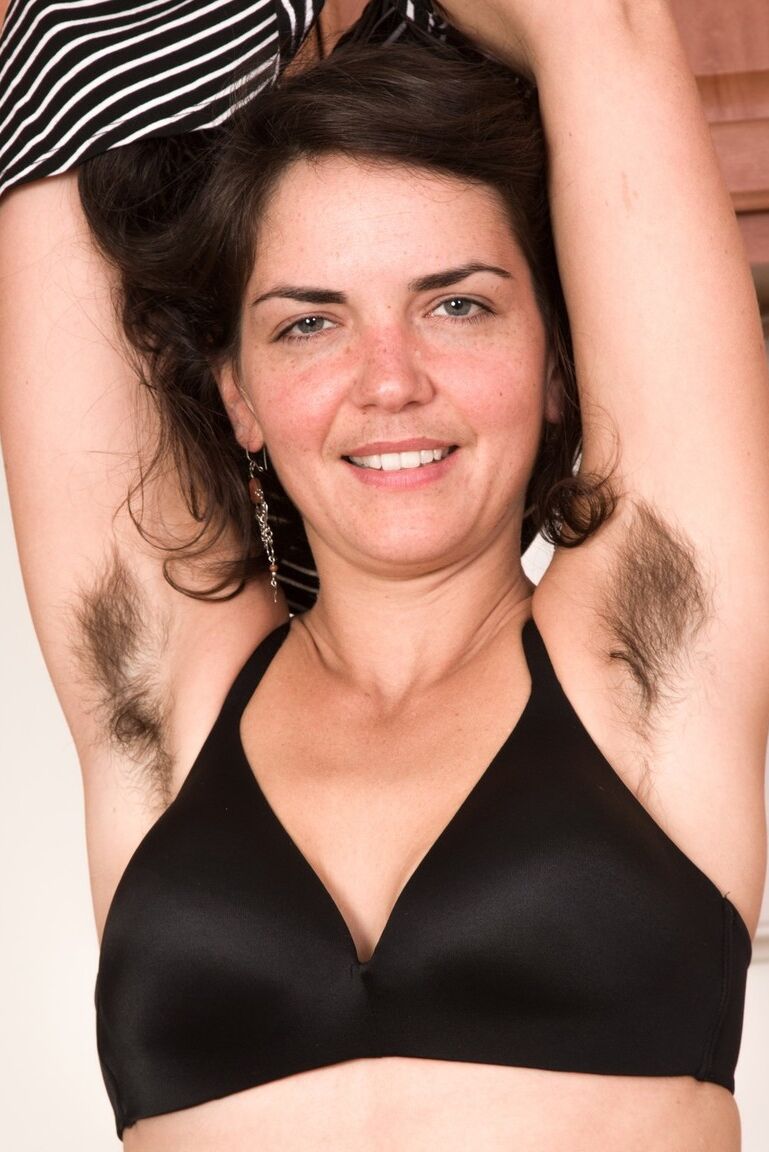 16P A dona de casa Katie Z exibe com orgulho sua vulva e axilas totalmente naturais