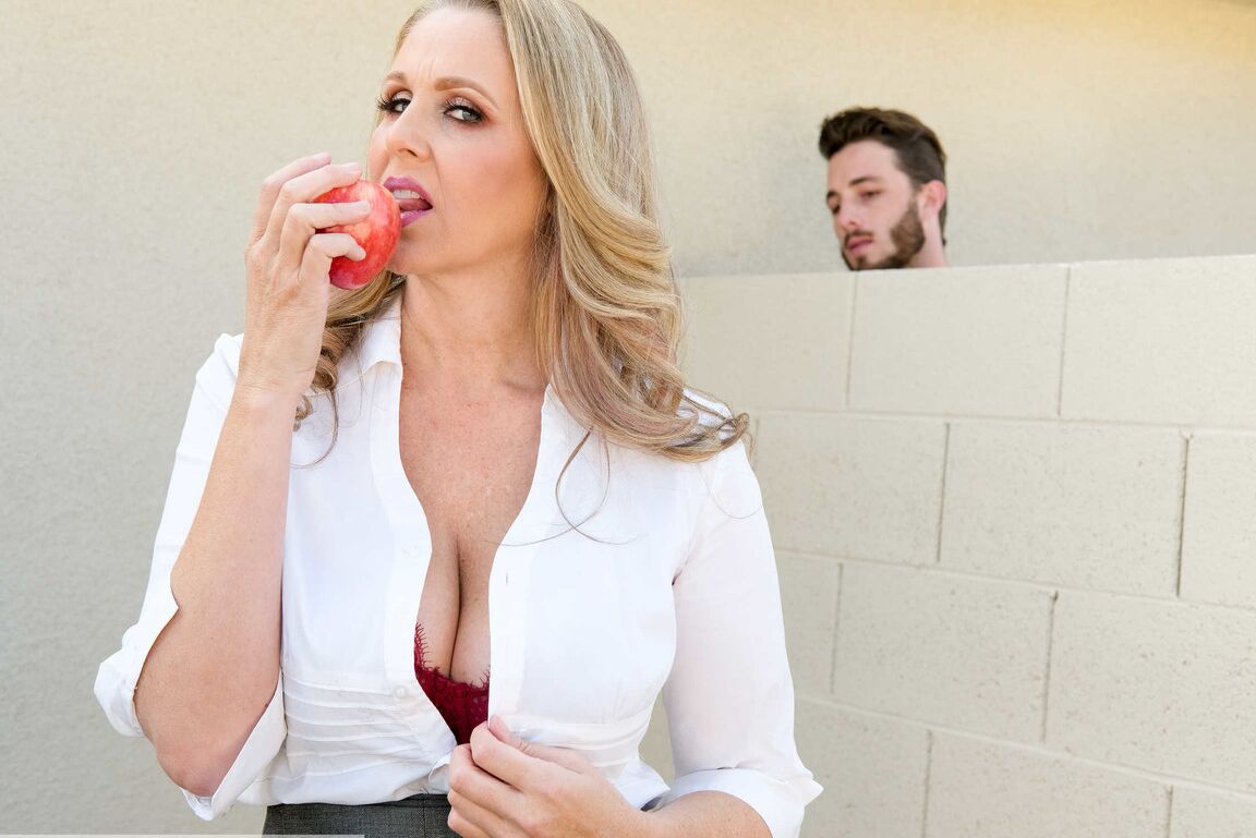 21P La sexy profesora Julia Ann se folla la polla de su guapo semental en el escritorio de la oficina
