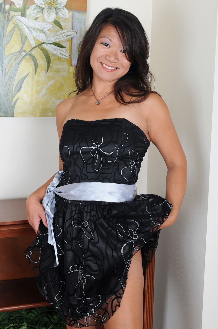 21P La pequeña asiática MILF Samantha W revela su culo redondo y sus pezones marrones