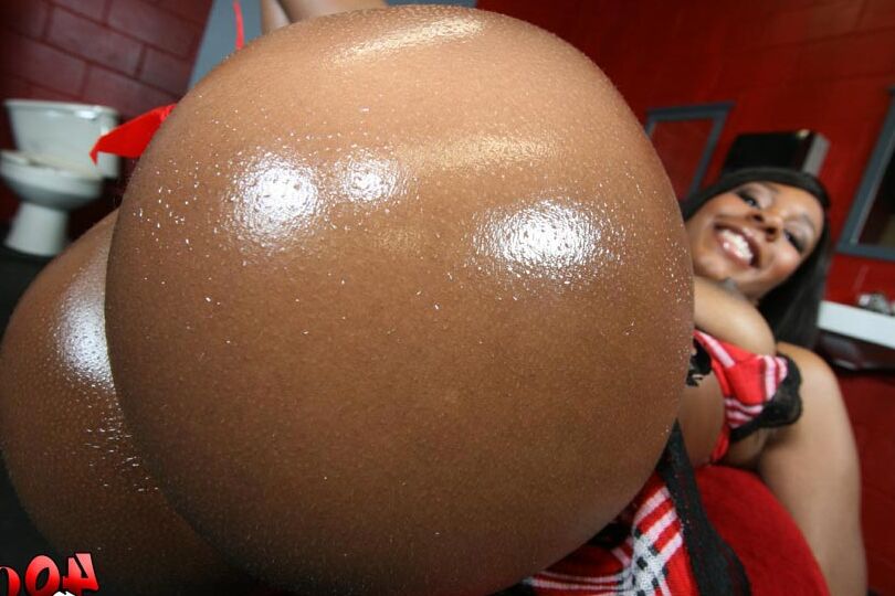 16P Babe Ebony com uma bunda grande Rane Revere mostra seu corpo