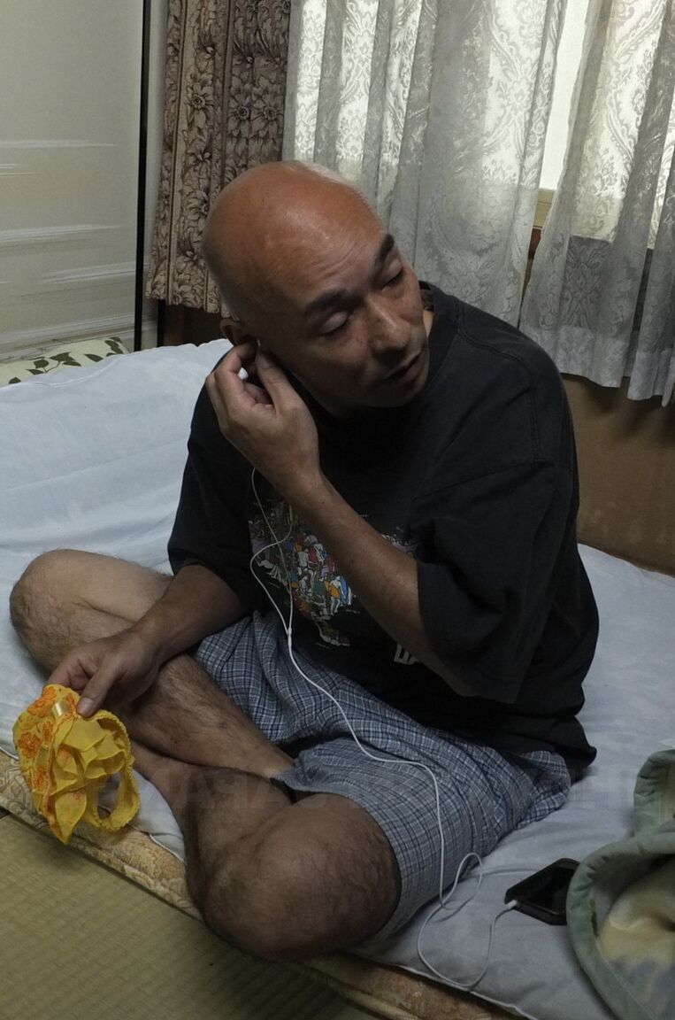 19P A dona de casa asiática Juri Kitahara abre bem as pernas para uma boa surra