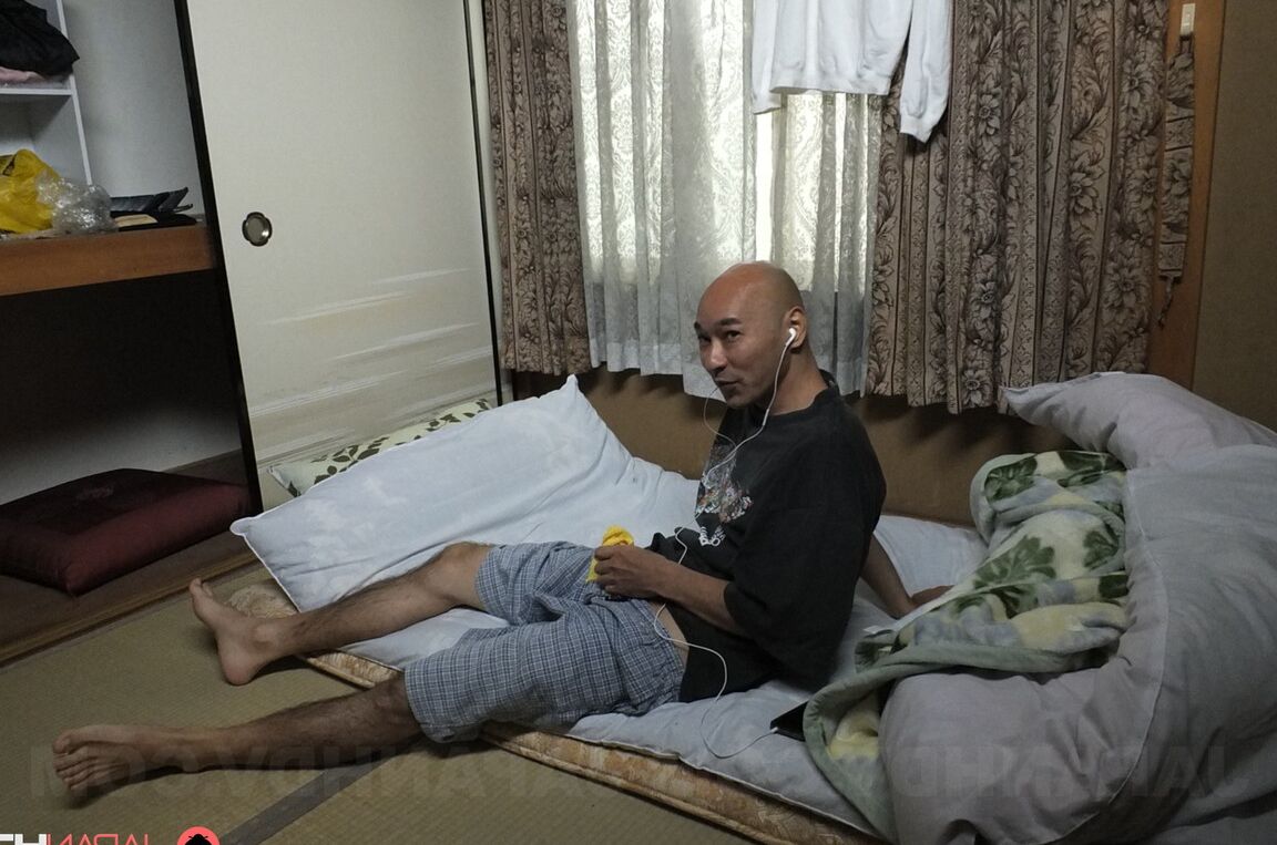 19P A dona de casa asiática Juri Kitahara abre bem as pernas para uma boa surra