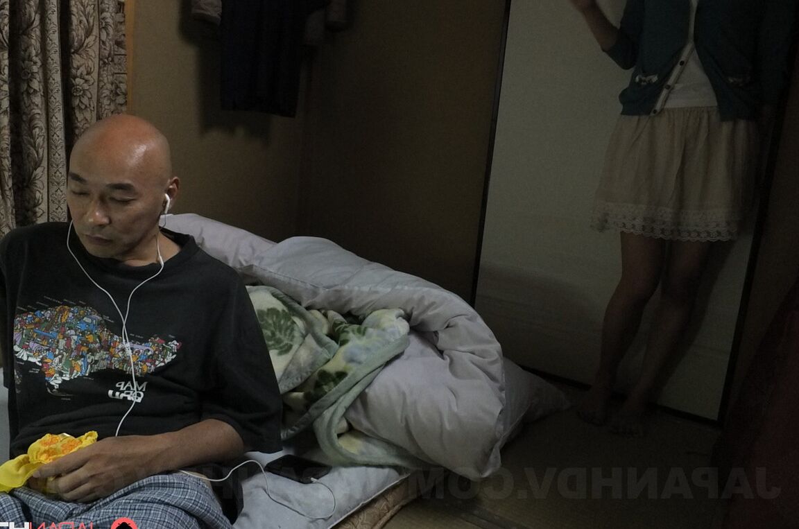 19P A dona de casa asiática Juri Kitahara abre bem as pernas para uma boa surra