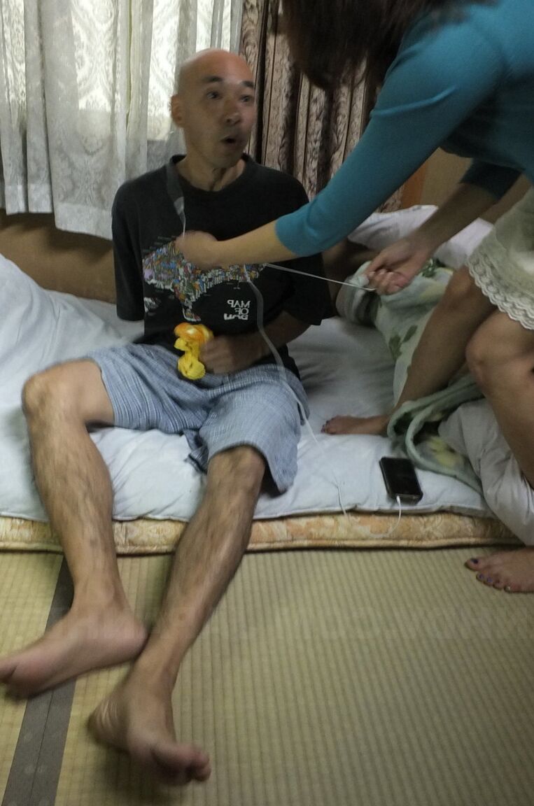 19P A dona de casa asiática Juri Kitahara abre bem as pernas para uma boa surra