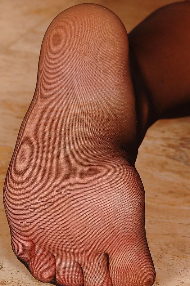 16P MILF tetona Sheila Grant chupándose los dedos de los pies y masturbándose el coño
