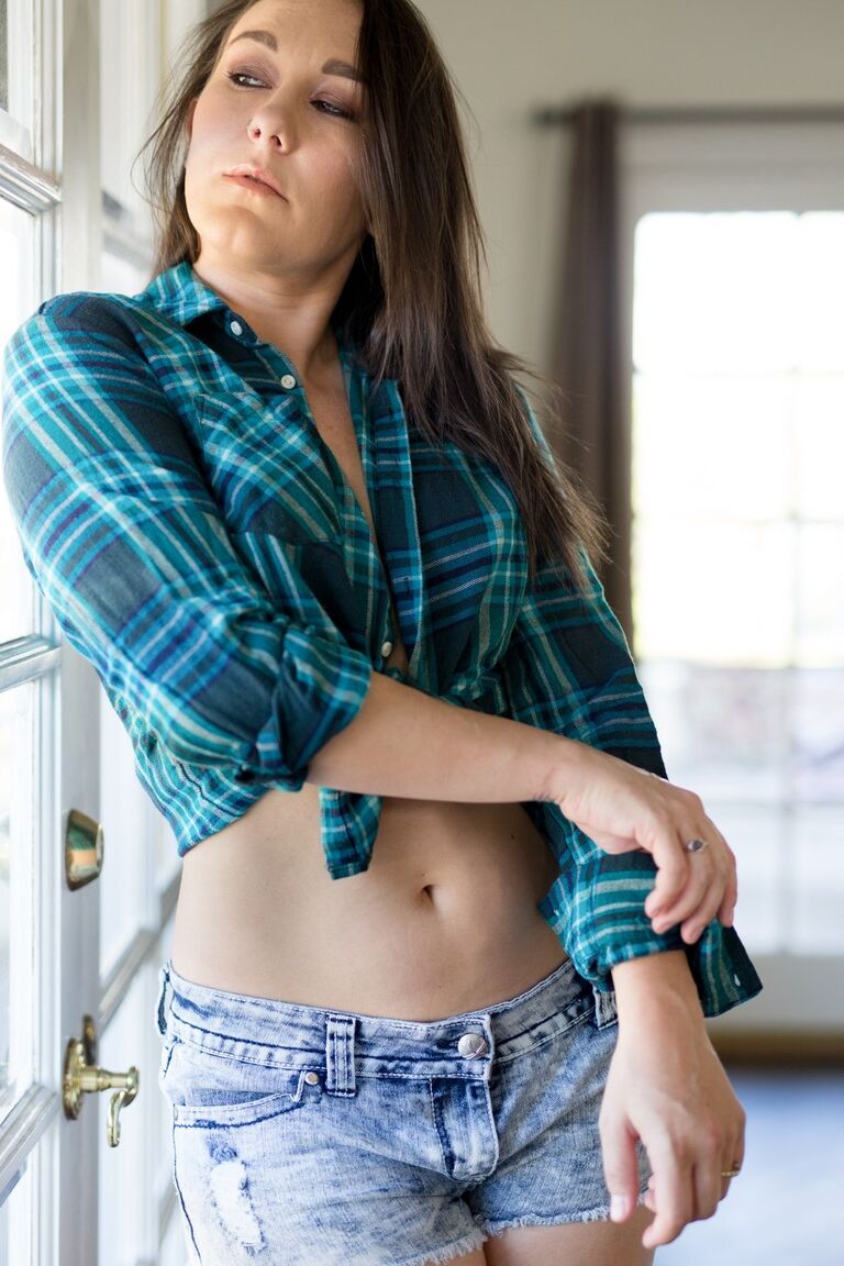 15P Fille solo aux seins naturels dévoile son buisson taillé avant de montrer son gros cul