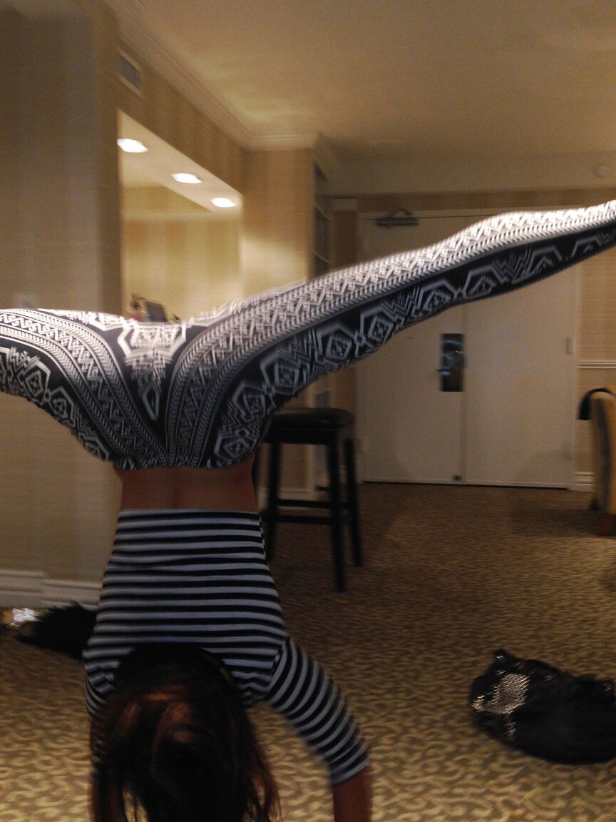 16P Flexible Kelsi Monroe zeigt ihre Beine und ihren Arsch
