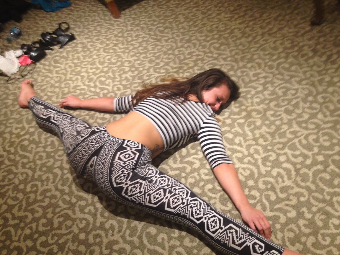 16P Flexible Kelsi Monroe zeigt ihre Beine und ihren Arsch