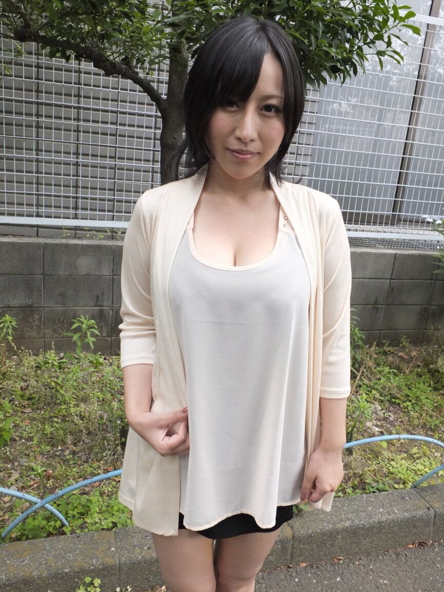 21P Japonesa MILF Yuna Hoshizaki dá cabeça pública e mostra seus peitos grandes