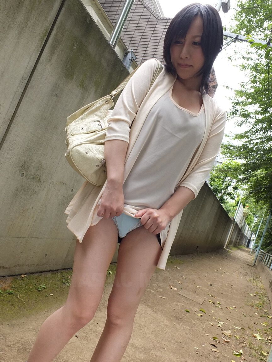 21P Japonesa MILF Yuna Hoshizaki dá cabeça pública e mostra seus peitos grandes