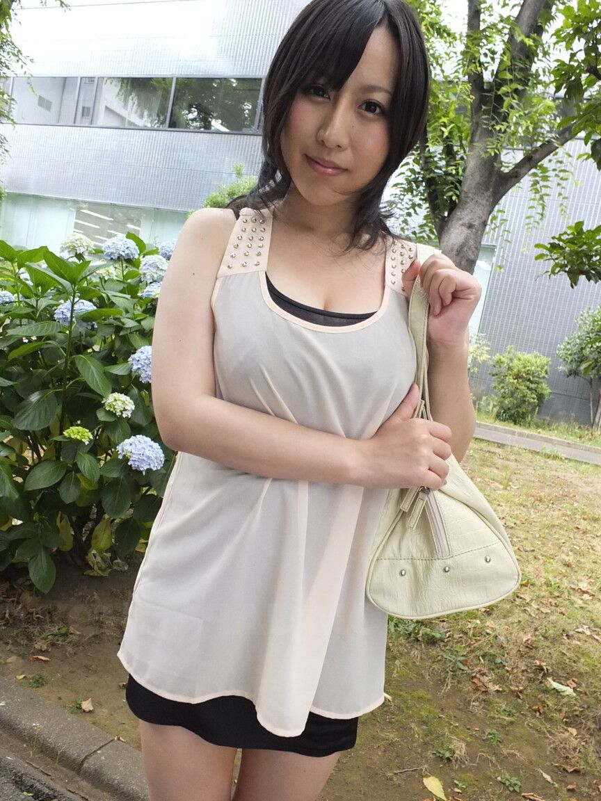21P Japonesa MILF Yuna Hoshizaki dá cabeça pública e mostra seus peitos grandes