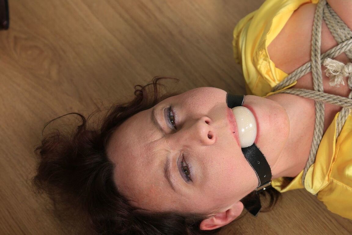16P Une femme impuissante montre ses seins pendant qu'elle est bâillonnée et attachée par une corde dans un tuyau sexy