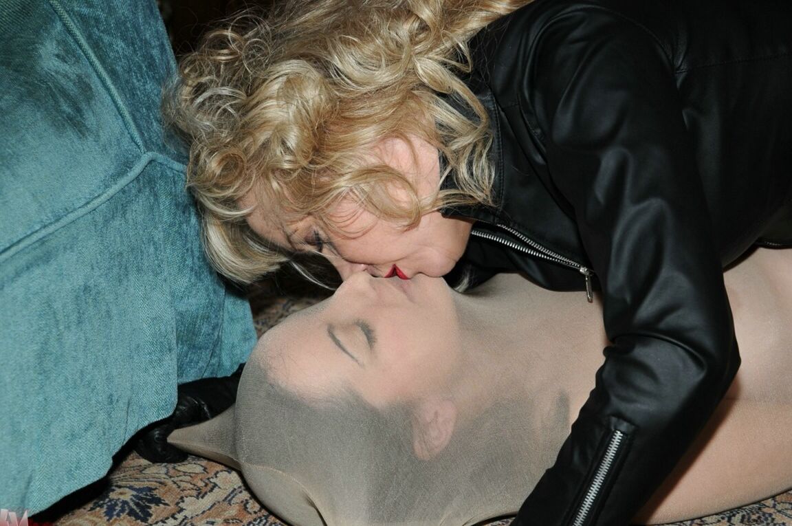 15P La blonde mature Sue enferme son amante lesbienne Honey dans un tube en nylon
