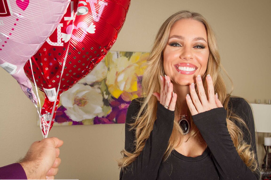 21P Loira romântica MILF Nicole Aniston cavalgando o pau de seu homem no Dia dos Namorados