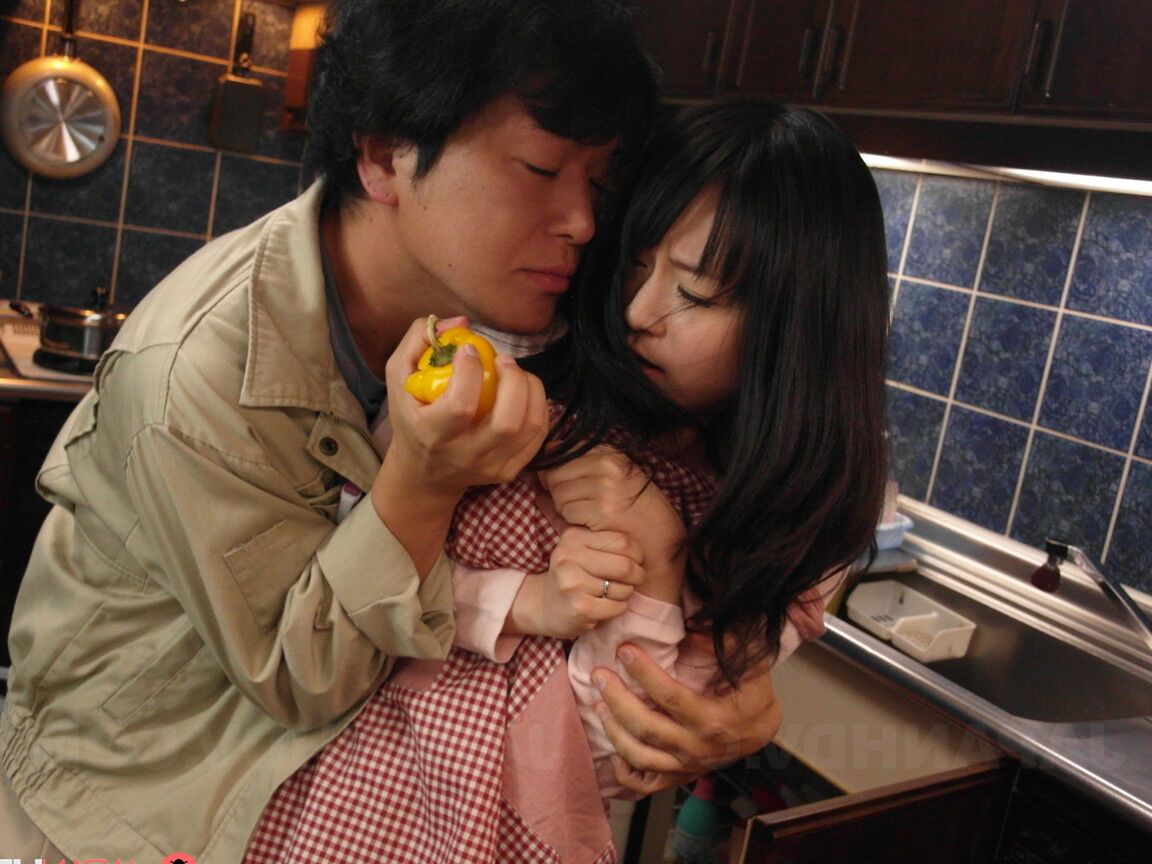 21P Asiatisches Schätzchen mit heißen Titten Nozomi Hazuki lässt sich vor dem Oralsex den Busch fingern