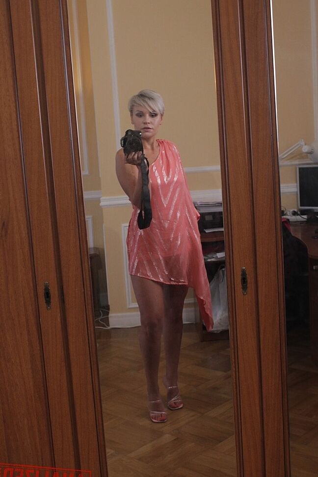 21P Die kurzhaarige Schönheit Oxy Summer posiert aufreizend in ihrem sexy langen Kleid