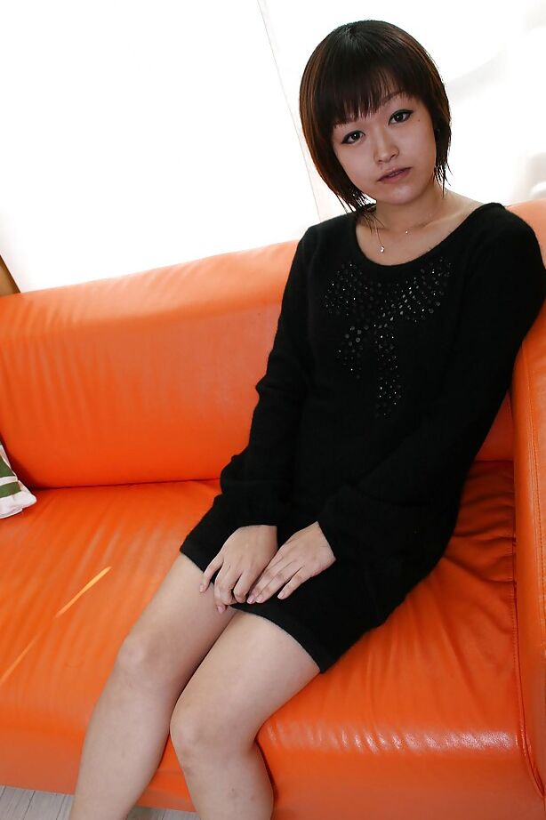 16P MILF asiatique impertinente à la chatte poilue se déshabille et écarte les jambes