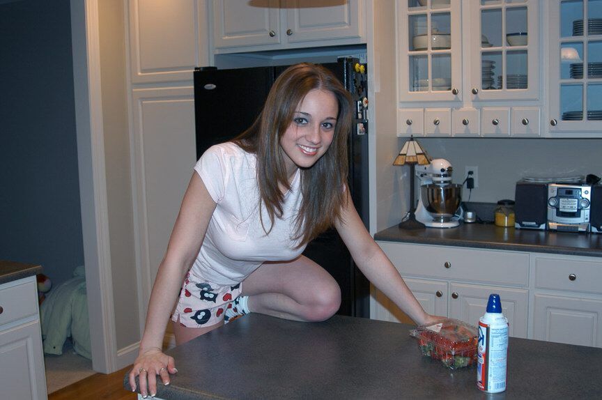 12P La amateur Nikki Sims come bayas y crema batida en sujetador y calcetines