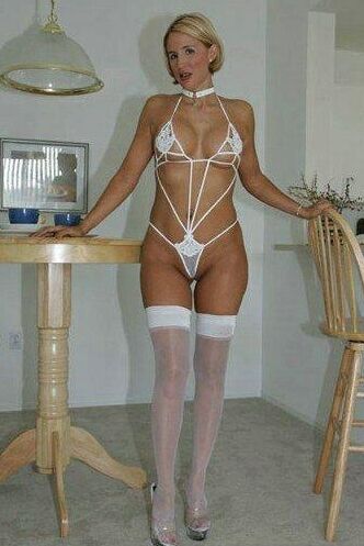 16P A adorável dona de casa loira Desirae Spencer mostra seu corpo lindo e gostoso em lingerie branca muito cara e sacanagem e salto alto.