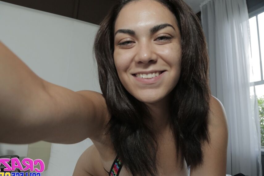 13P A universitária Adrienne tira o biquíni e se masturba para pagar as mensalidades