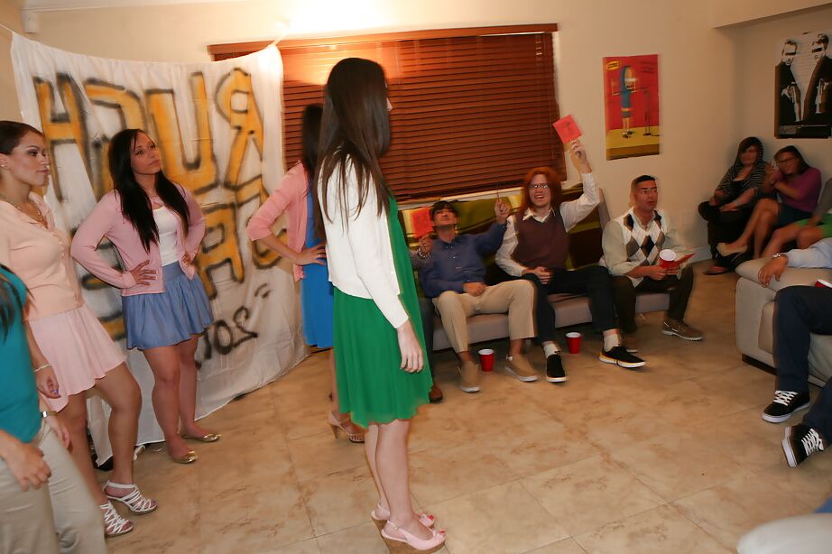 16P Lesbian party with reality beauties kissing and showing their asses