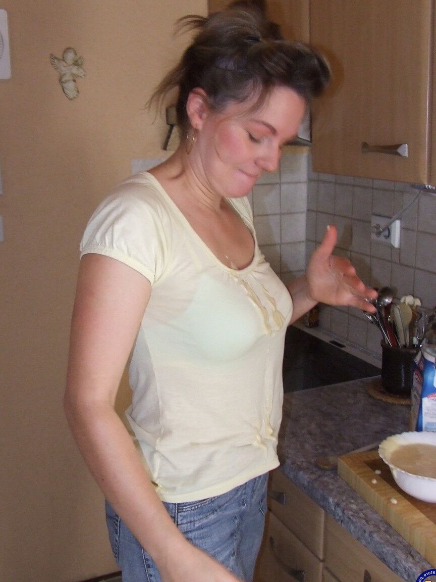 21P Tina, femme au foyer mature et coquine, se salit le corps nu dans un jeu de nourriture en désordre