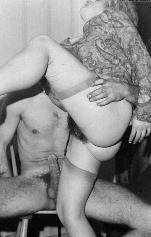 12P Vintage-Schönheiten in Strümpfen lutschen harte Schwänze und spreizen sie weit auf