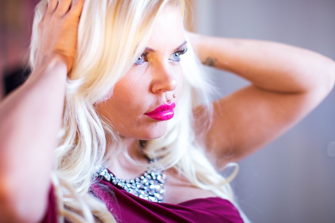 15P La estrella porno Tiffany Kingston mostrando sus grandes tetas y haciendo una paja con los pies