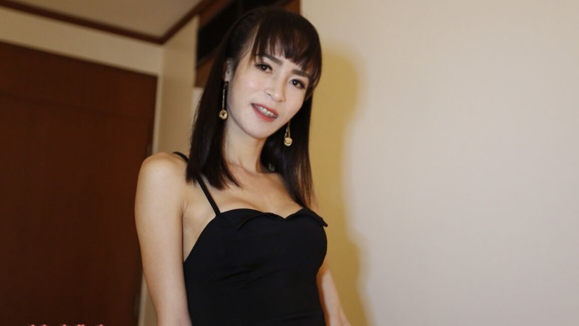12P Ladyboy tailandês de 24 anos fazendo um boquete POV em um galo branco e gordo