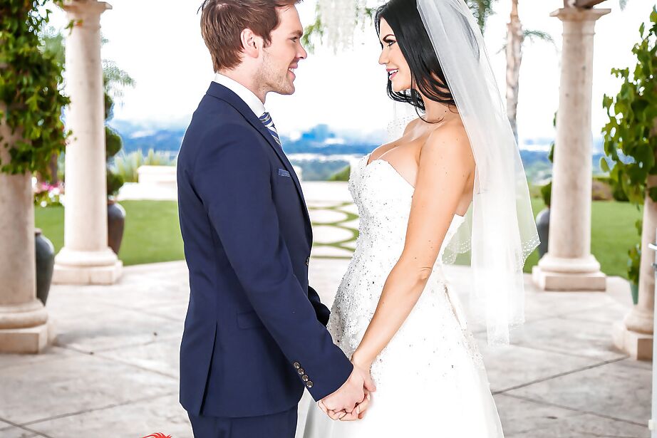 16P La europea tetona Jasmine Jae teniendo sexo en la noche de bodas