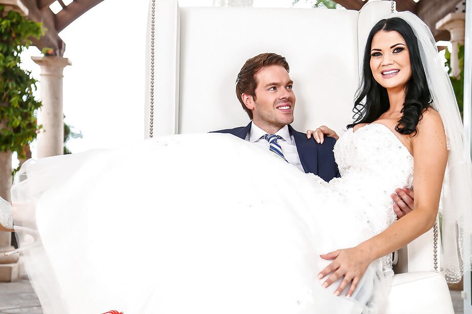 16P La europea tetona Jasmine Jae teniendo sexo en la noche de bodas