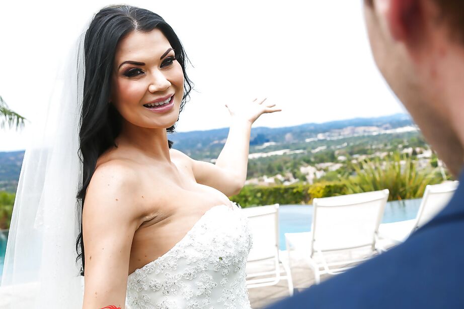 16P La europea tetona Jasmine Jae teniendo sexo en la noche de bodas
