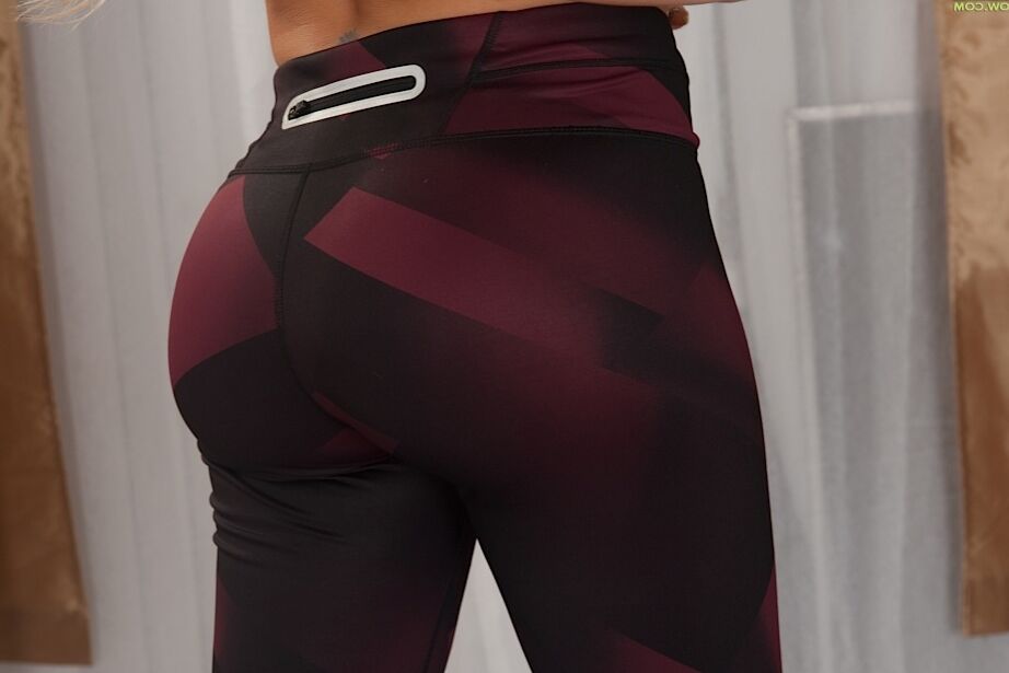 16P Mãe loira peituda Savana Styles revelando bunda redonda e tatuagens com os pés descalços