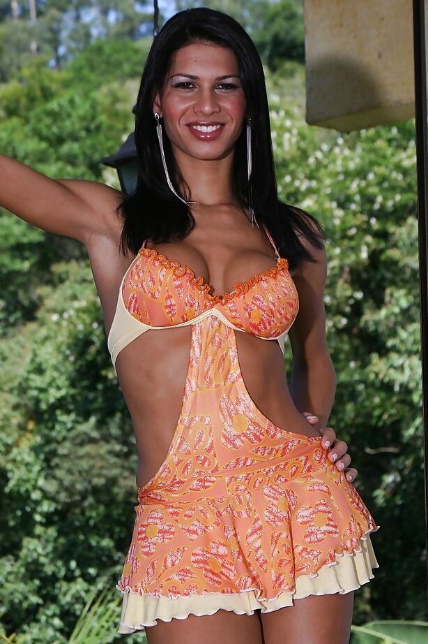 16P Peituda Latina travesti Renata Araujo e homem se beijando antes do sexo anal