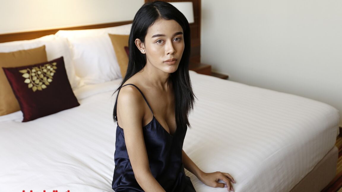 12P Ladyboy tailandesa tetona de 20 años chupa una gran polla de turista blanco