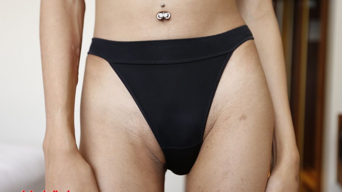 12P Ladyboy tailandesa tetona de 20 años chupa una gran polla de turista blanco