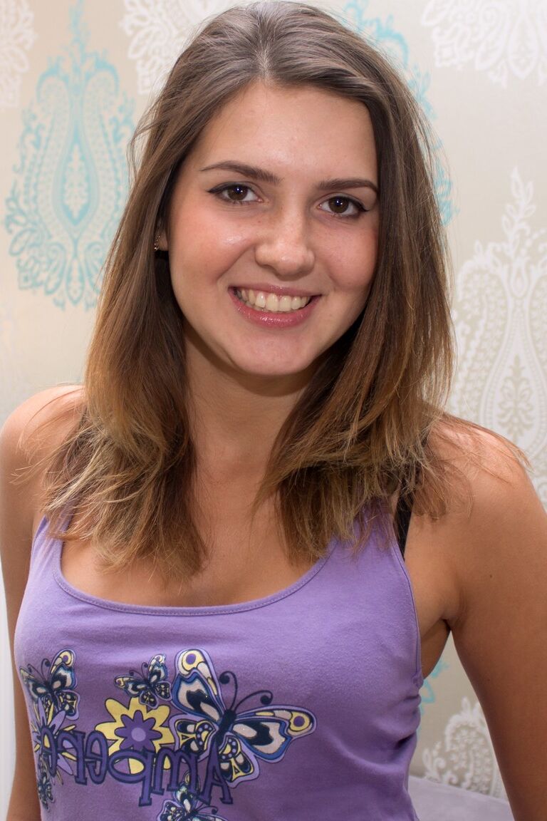 21P La adolescente natural Agness Miller recibe un facial desordenado después de dar una mamada lamiendo pelotas
