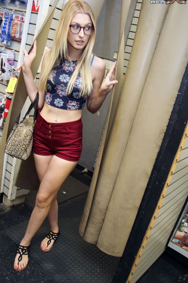 21P Alexa Grace, une salope blonde aux longues jambes, a le visage couvert de sperme par des garçons noirs