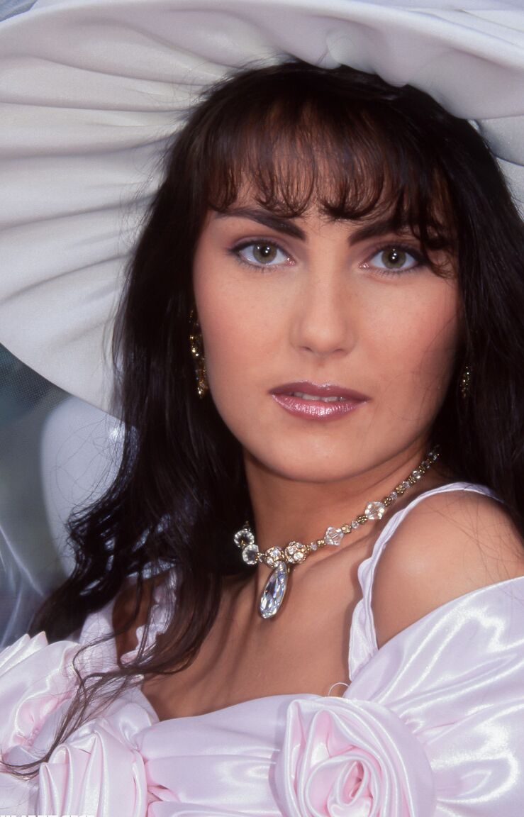 12P Southern Belle Anita Gyongy escorre esperma do queixo depois de foder