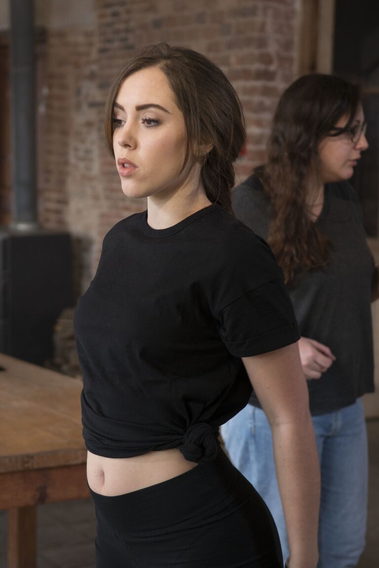 21P Dunkelhaarige Latinas posieren in ihren sexy Outfits bei einem Fotoshooting