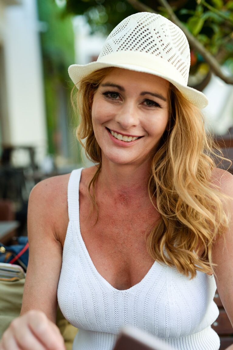 20P MILF turista Eve exibindo uma saia superior